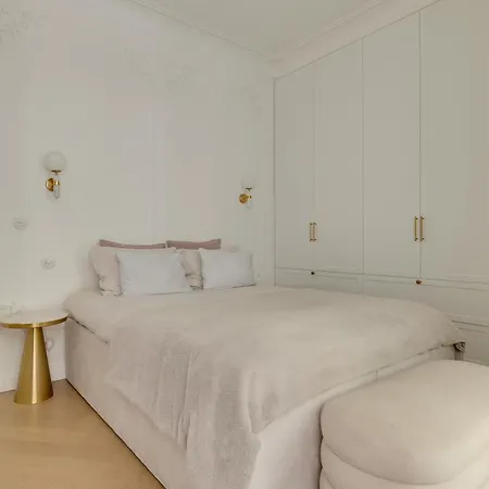 Luxury Apartment *